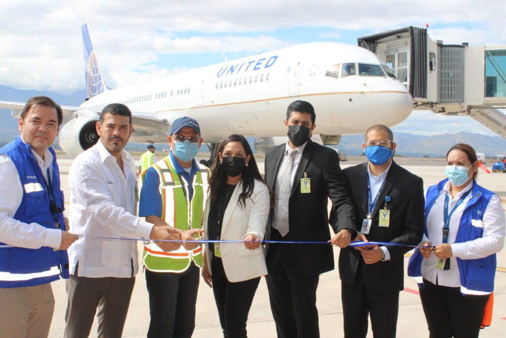 At the same time, the first United and American flights arrive in Palmerola